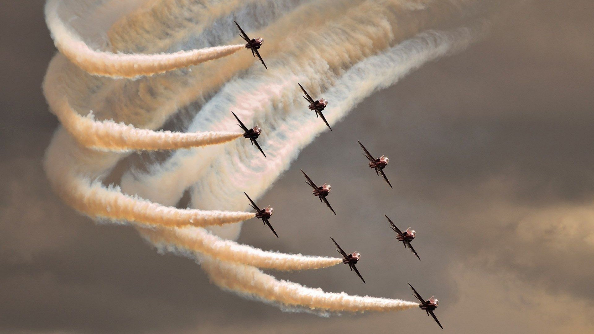 足球慈善义赛筹款破纪录，社会反响热烈，足球捐赠